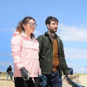 Exclusif - Le chanteur Jérémy Frérot, mari de L. Manaudou, accompagné d'une trentaine de bénévoles, a décidé cette année de lancer une opération de nettoyage de plages, "Initiatives oceanes" animée et dirigée par lui-même. Avec l'aide de Surfrider il a lancé cette collecte sur une de ses plages préférées depuis son enfance ici, entre Arcachon et les Landes le 3 Mai 2019. © Patrick Bernard/ Bestimage