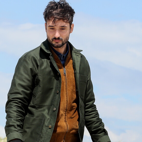 Exclusif - Le chanteur Jérémy Frérot, mari de L. Manaudou, accompagné d'une trentaine de bénévoles, a décidé cette année de lancer une opération de nettoyage de plages, "Initiatives oceanes" animée et dirigée par lui-même. Avec l'aide de Surfrider il a lancé cette collecte sur une de ses plages préférées depuis son enfance ici, entre Arcachon et les Landes le 3 Mai 2019. © Patrick Bernard/ Bestimage