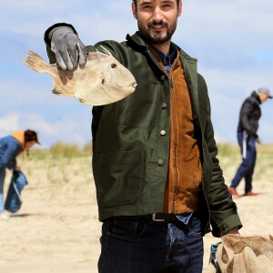 Exclusif - Le chanteur Jérémy Frérot, mari de L. Manaudou, accompagné d'une trentaine de bénévoles, a décidé cette année de lancer une opération de nettoyage de plages, "Initiatives oceanes" animée et dirigée par lui-même. Avec l'aide de Surfrider il a lancé cette collecte sur une de ses plages préférées depuis son enfance ici, entre Arcachon et les Landes le 3 Mai 2019. © Patrick Bernard/ Bestimage