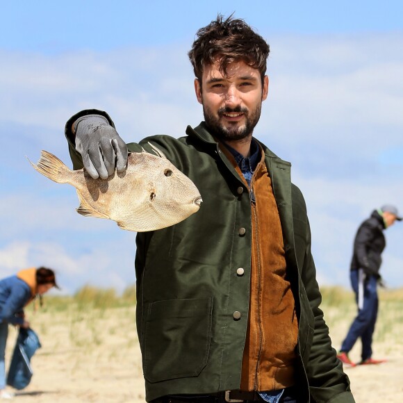 Exclusif - Le chanteur Jérémy Frérot, mari de L. Manaudou, accompagné d'une trentaine de bénévoles, a décidé cette année de lancer une opération de nettoyage de plages, "Initiatives oceanes" animée et dirigée par lui-même. Avec l'aide de Surfrider il a lancé cette collecte sur une de ses plages préférées depuis son enfance ici, entre Arcachon et les Landes le 3 Mai 2019. © Patrick Bernard/ Bestimage