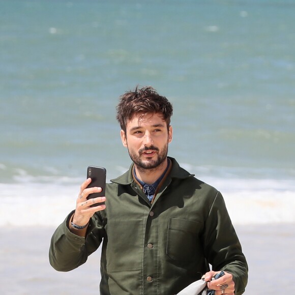 Exclusif - Le chanteur Jérémy Frérot, mari de L. Manaudou, accompagné d'une trentaine de bénévoles, a décidé cette année de lancer une opération de nettoyage de plages, "Initiatives oceanes" animée et dirigée par lui-même. Avec l'aide de Surfrider il a lancé cette collecte sur une de ses plages préférées depuis son enfance ici, entre Arcachon et les Landes le 3 Mai 2019. © Patrick Bernard/ Bestimage