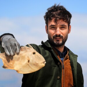 Exclusif - Le chanteur Jérémy Frérot, mari de L. Manaudou, accompagné d'une trentaine de bénévoles, a décidé cette année de lancer une opération de nettoyage de plages, "Initiatives oceanes" animée et dirigée par lui-même. Avec l'aide de Surfrider il a lancé cette collecte sur une de ses plages préférées depuis son enfance ici, entre Arcachon et les Landes le 3 Mai 2019. © Patrick Bernard/ Bestimage