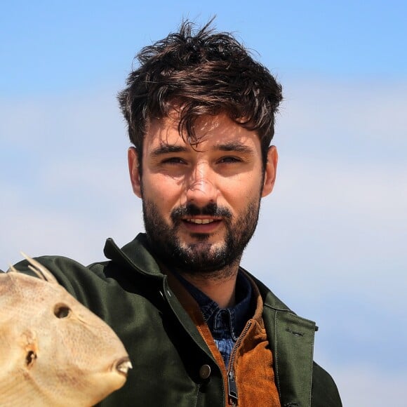 Exclusif - Le chanteur Jérémy Frérot, mari de L. Manaudou, accompagné d'une trentaine de bénévoles, a décidé cette année de lancer une opération de nettoyage de plages, "Initiatives oceanes" animée et dirigée par lui-même. Avec l'aide de Surfrider il a lancé cette collecte sur une de ses plages préférées depuis son enfance ici, entre Arcachon et les Landes le 3 Mai 2019. © Patrick Bernard/ Bestimage