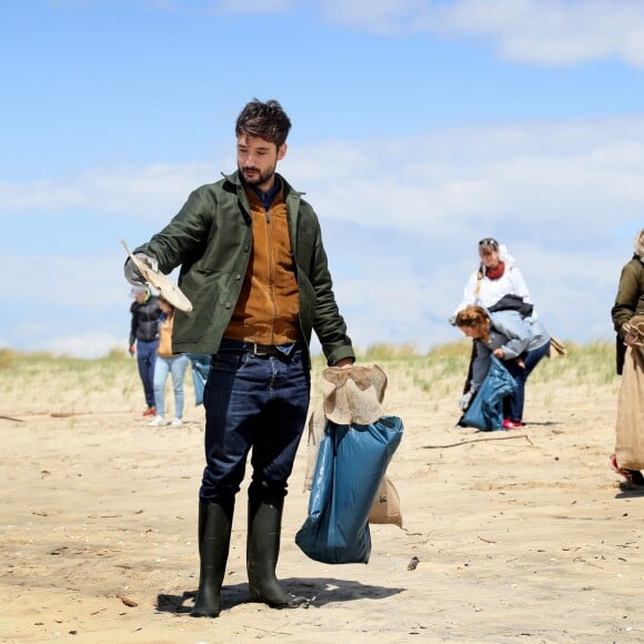 Exclusif - Le chanteur Jérémy Frérot, mari de L. Manaudou, accompagné d'une trentaine de bénévoles, a décidé cette année de lancer une opération de nettoyage de plages, "Initiatives oceanes" animée et dirigée par lui-même. Avec l'aide de Surfrider il a lancé cette collecte sur une de ses plages préférées depuis son enfance ici, entre Arcachon et les Landes le 3 Mai 2019. © Patrick Bernard/ Bestimage