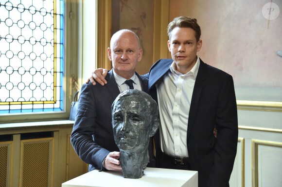 Nicolas Aznavour et Christophe Girard, adjoint à la Mairie de Paris pour la Culture Cérémonie de remise du buste de Charles Aznavour à l'Hôtel de Ville à Paris, le 1er octobre 2019. Ce buste de la sculptrice A. Mélikian a été offert par la Fondation Aznavour à la ville de Paris en vue d'être érigé prochainement au carrefour de l'Odéon, quartier d'enfance du chanteur disparu le 1er octobre 2018. © Giancarlo Gorassini / Bestimage