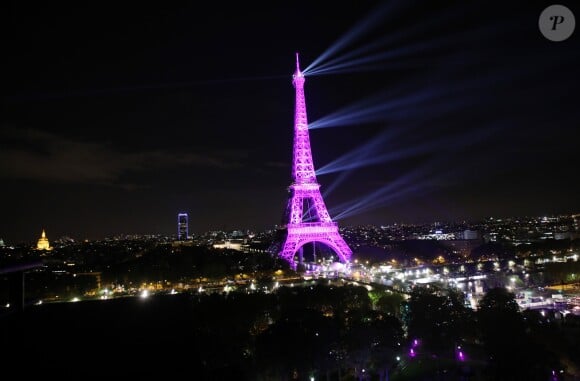 Illustration de la Tour Eiffel en Rose à l'occasion du lancement de la 26ème campagne d'Octobre Rose par l'association Le Cancer du Sein, Parlons-en ! sur le Champ de Mars à Paris, France, le 1er octobre 2019. © Denis Guignebourg/Bestimage
