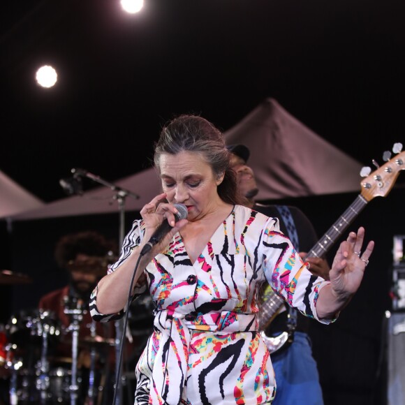 Catherine Ringer (Ex Rita Mitsouko) en concert à l'occasion du lancement de la 26ème campagne d'Octobre Rose par l'association Le Cancer du Sein, Parlons-en ! sur le Champ de Mars à Paris, France, le 1er octobre 2019. © Denis Guignebourg/Bestimage