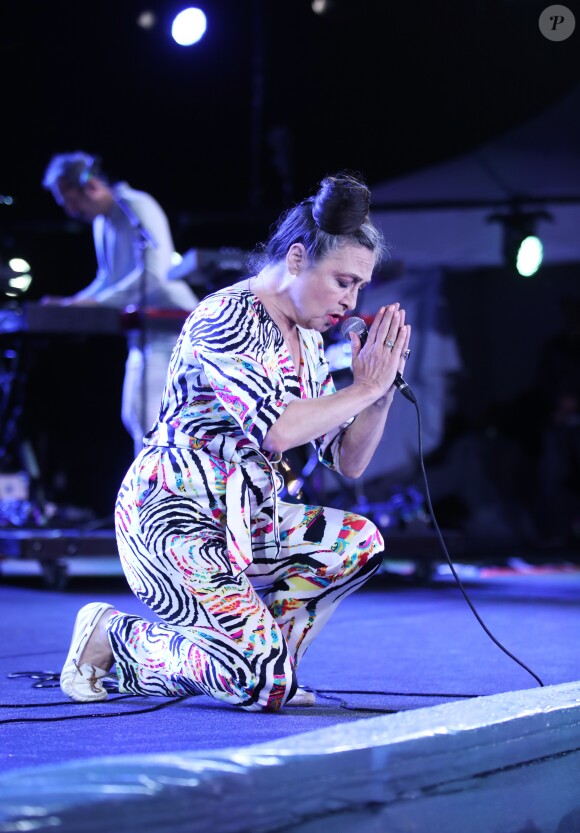 Catherine Ringer (Ex Rita Mitsouko) en concert à l'occasion du lancement de la 26ème campagne d'Octobre Rose par l'association Le Cancer du Sein, Parlons-en ! sur le Champ de Mars à Paris, France, le 1er octobre 2019. © Denis Guignebourg/Bestimage