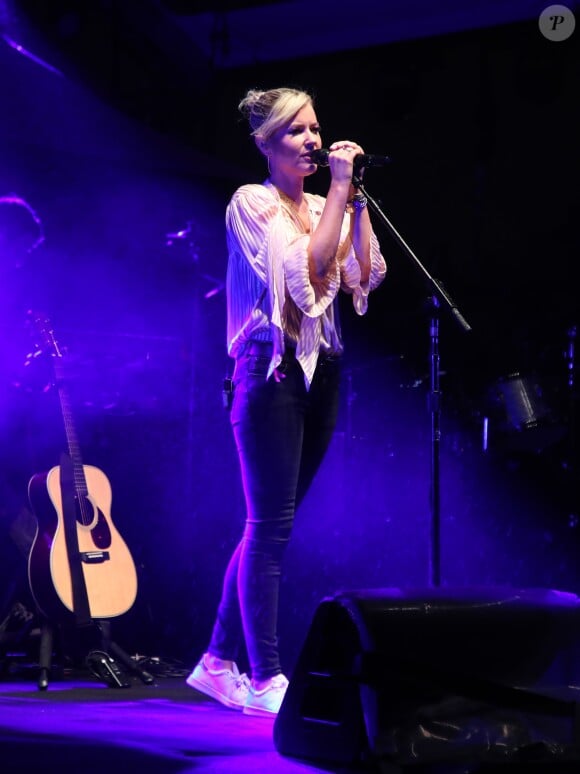 Dido en concert à l'occasion du lancement de la 26ème campagne d'Octobre Rose par l'association Le Cancer du Sein, Parlons-en ! sur le Champ de Mars à Paris, France, le 1er octobre 2019. © Denis Guignebourg/Bestimage