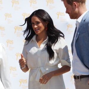 Le prince Harry, duc de Sussex, et Meghan Markle, duchesse de Sussex, rencontrent des jeunes entrepreneurs locaux à Tembisa, Afrique du Sud, le 2 octobre 2019, et prennent connaissance d'initiatives en matière de compétences répondant au défi croissant du chômage auquel font face les jeunes en Afrique du Sud, le dernier jour de leur tournée en Afrique.