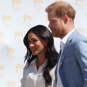 Le prince Harry, duc de Sussex, et Meghan Markle, duchesse de Sussex, rencontrent des jeunes entrepreneurs locaux à Tembisa, Afrique du Sud, le 2 octobre 2019, et prennent connaissance d'initiatives en matière de compétences répondant au défi croissant du chômage auquel font face les jeunes en Afrique du Sud, le dernier jour de leur tournée en Afrique.