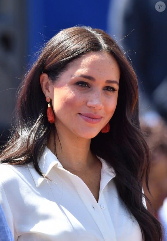 Le prince Harry, duc de Sussex, et Meghan Markle, duchesse de Sussex, rencontrent des jeunes entrepreneurs locaux à Tembisa, Afrique du Sud, le 2 octobre 2019, et prennent connaissance d'initiatives en matière de compétences répondant au défi croissant du chômage auquel font face les jeunes en Afrique du Sud, le dernier jour de leur tournée en Afrique.