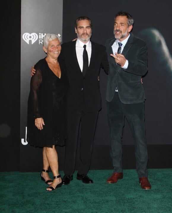 Joaquin Phoenix avec sa mère Arlyn Phoenix et Todd Phillips à la première de Joker au théâtre TCL Chinese à Los Angeles, le 28 septembre 2019