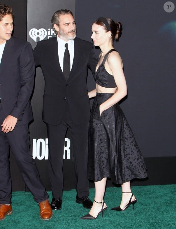 Joaquin Phoenix et sa compagne Rooney Mara à la première de Joker au théâtre TCL Chinese à Los Angeles, le 28 septembre 2019