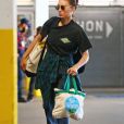 Exclusif - Rooney Mara a été aperçue arborant une bague en diamant à son annulaire gauche alors qu'elle faisait des courses à Los Angeles. Le 24 mai 2019.