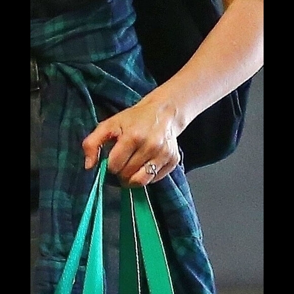 Fiançailles - Joaquin Phoenix et Rooney Mara se sont fiancés - Exclusif - Rooney Mara a été aperçue arborant une bague en diamant à son annulaire gauche alors qu'elle faisait des courses à Los Angeles. Le 24 mai 2019.