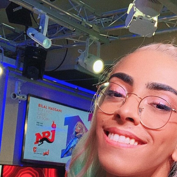 Bilal Hassani se prend en selfie sur Instagram.