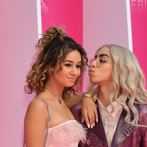 Léna Situations et Bilal Hassani lors du photocall de la soirée de clôture de la 2ème édition du "Canneseries" au palais des Festivals à Cannes, France, le 10 avril 2019. © Bruno Bébert/Bestimage