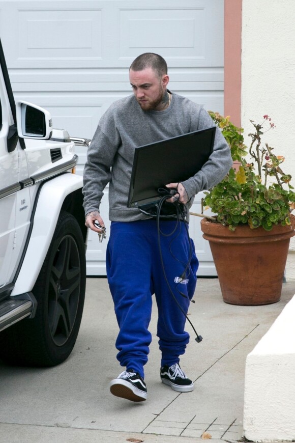 Mac Miller sort de sa voiture avec un ordinateur dans les mains à Los Angeles le 3 mars 2018.  Rapper Mac Miller seen loading up his car with what appears to be a computer monitor and keyboard, before going about his day in Los Angeles March 3, 2018.03/03/2018 - Los Angeles