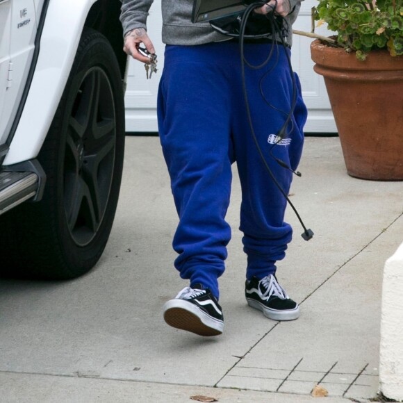 Mac Miller sort de sa voiture avec un ordinateur dans les mains à Los Angeles le 3 mars 2018.  Rapper Mac Miller seen loading up his car with what appears to be a computer monitor and keyboard, before going about his day in Los Angeles March 3, 2018.03/03/2018 - Los Angeles