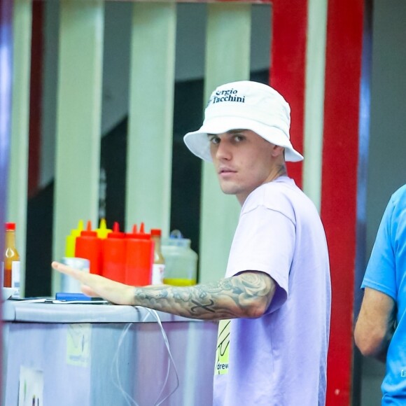 Justin Bieber et sa femme Hailey Baldwin Bieber sont allés se faire masser après un diner et un cinéma en amoureux dans le quartier de West Hollywood à Los Angeles, le 2 octobre 2019  It's been a busy day for Justin and Hailey Bieber as they do a couple's massage in West Hollywood after a movie and dinner date. The couple arrived back in LA last night after a whirlwind wedding weekend in Palmetto Beach, South Carolina. 2nd october 201902/10/2019 - Los Angeles