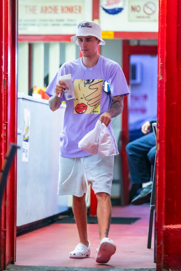 Justin Bieber et sa femme Hailey Baldwin Bieber sont allés se faire masser après un diner et un cinéma en amoureux dans le quartier de West Hollywood à Los Angeles, le 2 octobre 2019  It's been a busy day for Justin and Hailey Bieber as they do a couple's massage in West Hollywood after a movie and dinner date. The couple arrived back in LA last night after a whirlwind wedding weekend in Palmetto Beach, South Carolina. 2nd october 201902/10/2019 - Los Angeles