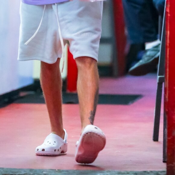 Justin Bieber et sa femme Hailey Baldwin Bieber sont allés se faire masser après un diner et un cinéma en amoureux dans le quartier de West Hollywood à Los Angeles, le 2 octobre 2019  It's been a busy day for Justin and Hailey Bieber as they do a couple's massage in West Hollywood after a movie and dinner date. The couple arrived back in LA last night after a whirlwind wedding weekend in Palmetto Beach, South Carolina. 2nd october 201902/10/2019 - Los Angeles