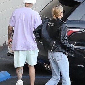 Hailey Baldwin Bieber porte fièrement son nouveau blouson en cuir avec l'inscription au dos Wife offert par la marque Céline pour aller déjeuner avec son mari Justin Bieber à Beverly Hills, Los Angeles, le 2 octobre 2019  Newly married Hailey Bieber wears a leather jacket with the word "Wife" on the back, to lunch with her husband Justin Bieber in Beverly Hills. 2nd october 201902/10/2019 - Los Angeles