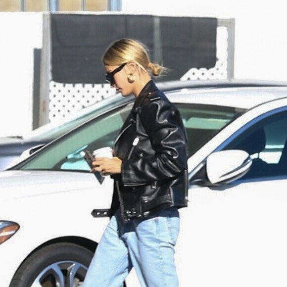 J. Bieber emmène sa femme Hailey Baldwin Bieber au cinéma après lui avoir fait livré des fleurs à domicile à Los Angeles, le 2 octobre 2019  J. Bieber takes his new wife Hailey to the movies after having a large bouquet of flowers delivered to her at the house. 2nd october 201902/10/2019 - Los Angeles