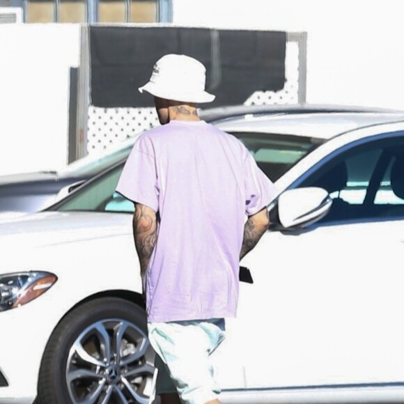 Justin Bieber emmène sa femme H. Baldwin Bieber au cinéma après lui avoir fait livré des fleurs à domicile à Los Angeles, le 2 octobre 2019  Justin Bieber takes his new wife H. to the movies after having a large bouquet of flowers delivered to her at the house. 2nd october 201902/10/2019 - Los Angeles