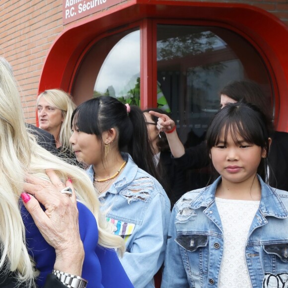 Exclusif - Laeticia Hallyday et ses filles sont escortées par des bikers pour se rendre à l'Esplanade à Toulouse. A leur arrivée, elles retrouvent Elyette Boudou (Mamie Rock). Elles viennent inaugurer une esplanade portant le nom de Johnny Hallyday située en face du Zénith de Toulouse, le 15 juin 2019. © Dominique Jacovides/Bestimage