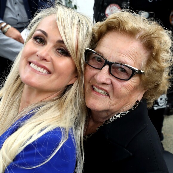 Exclusif  - Laeticia Hallyday et Elyette Boudou (Mamie Rock) - Laeticia Hallyday reçoit la médaille de la ville de Toulouse en compagnie de ses filles et d'Elyette Boudou avant de quitter l'Esplanade Johnny Hallyday. Laeticia Hallyday et ses filles Jade et Joy sont venues inaugurer une esplanade portant le nom de Johnny Hallyday située en face du Zénith de Toulouse, le 15 juin 2019. © Dominique Jacovides/Bestimage