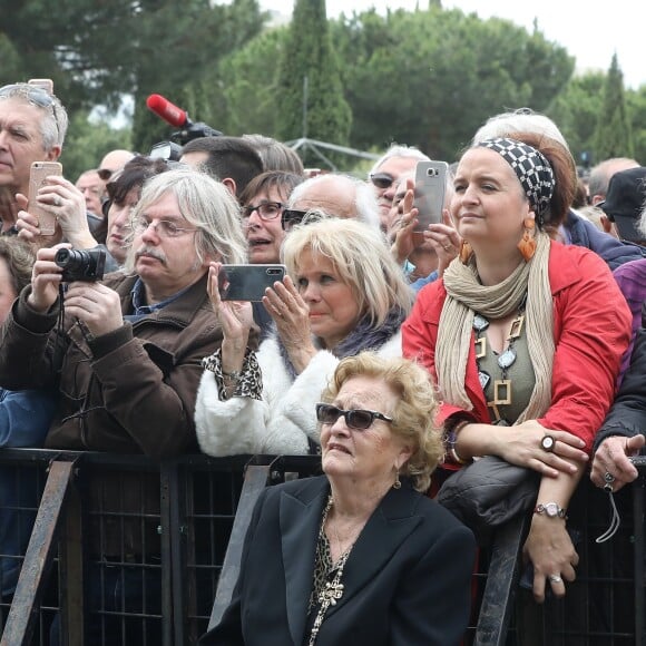 Exclusif - Prix Spécial - No web - Elyette Boudou (Mamie Rock) regarde Laeticia Hallyday - Laeticia Hallyday sort de sa loge pour se rendre sur la scène puis pose avec des bikers et ses amis lors de l'inauguration de l'esplanade Johnny Hallyday à Toulouse, le 15 juin 2019. Laeticia Hallyday et ses filles Jade et Joy sont venues inaugurer une esplanade portant le nom de Johnny Hallyday située en face du Zénith de Toulouse, le 15 juin 2019, date hautement symbolique puisque le rockeur aurait eu 76 ans. Laeticia porte le pendentif crucifix de Johnny autour du cou. © Dominique Jacovides/Bestimage  No web/No blog pour Belgique/Suisse15/06/2019 - Toulouse
