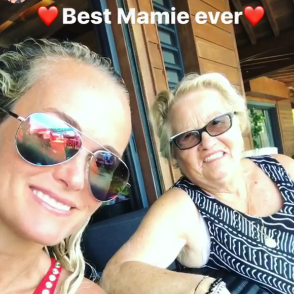 Laeticia Hallyday pose avec complicité avec sa grand-mère Elyette, lors de ses vacances à Saint-Barthélemy. Instagram, le 24 août 2017.