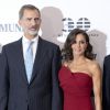 Le roi Felipe VI et la reine Letizia d'Espagne assistent au 30ème anniversaire du quotidien "El Mundo" à l'hôtel Westin Palace à Madrid le 1er octobre 2019.