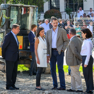 Le roi Felipe VI et la reine Letizia d'Espagne visitent la région inondée d'Arganda del Rey près de Madrid, le 27 septembre 2019.