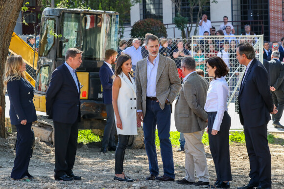 Le roi Felipe VI et la reine Letizia d'Espagne visitent la région inondée d'Arganda del Rey près de Madrid, le 27 septembre 2019.