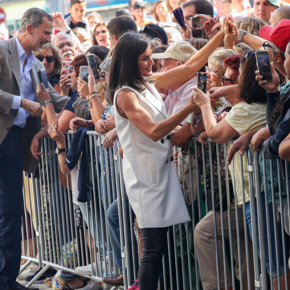 Le roi Felipe VI et la reine Letizia d'Espagne visitent la région inondée d'Arganda del Rey près de Madrid, le 27 septembre 2019.