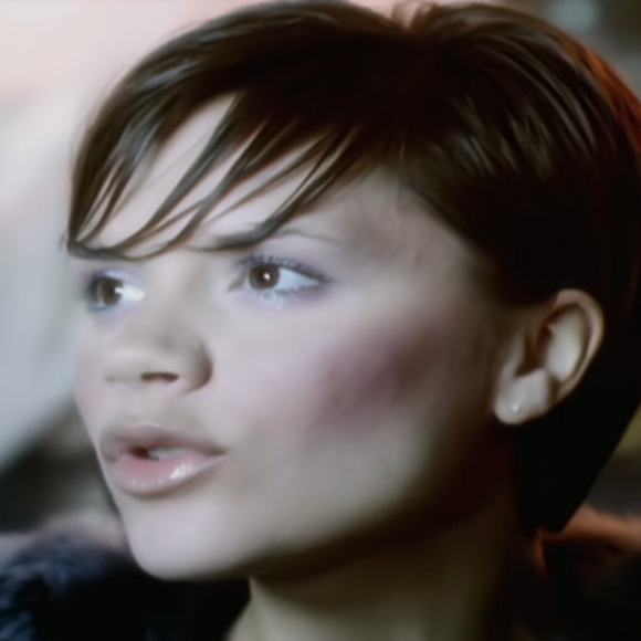 Victoria Beckham dans le clip des Spice Girls "Goodbye", 1998.