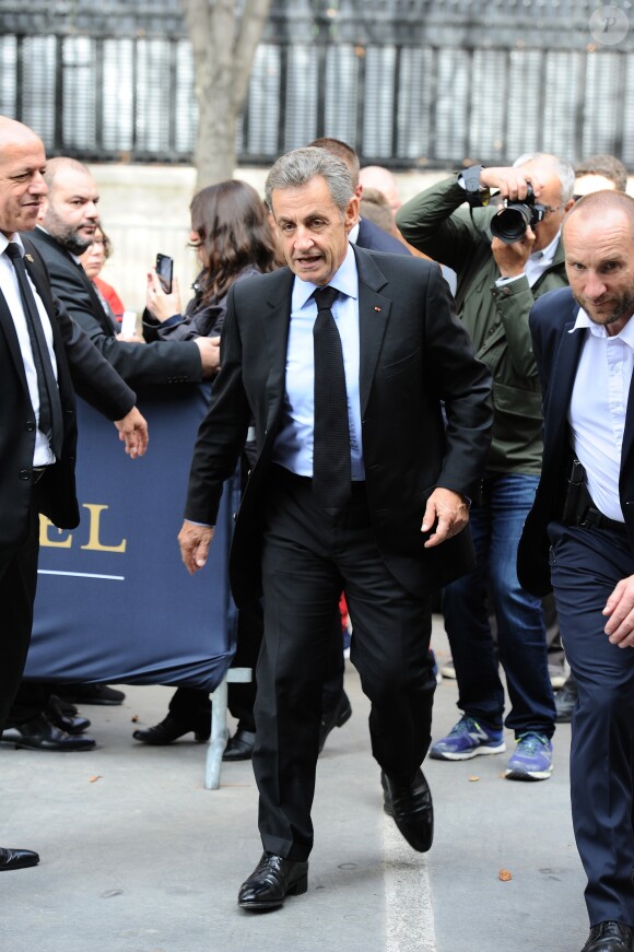 Exclusif - Nicolas Sarkozy et sa femme Carla Bruni Sarkozy arrivent puis repartent du studio Gabriel ou ils enregistraient l'émission "Vivement Dimanche" à Paris le 30 septembre 2019. Diffusion le 06/10/2019 sur France 2 . © Guillaume Gaffiot/Bestimage