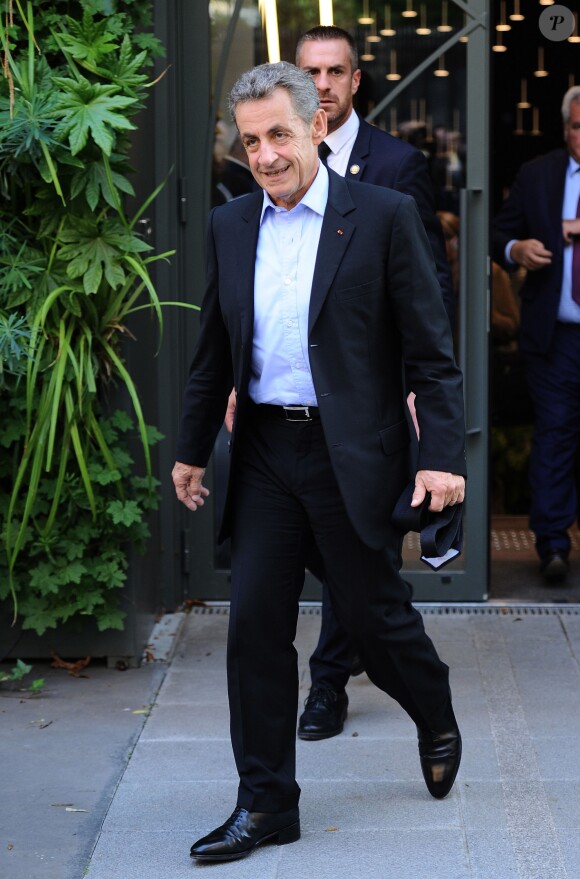 Exclusif - Nicolas Sarkozy et sa femme Carla Bruni Sarkozy arrivent puis repartent du studio Gabriel ou ils enregistraient l'émission "Vivement Dimanche" à Paris le 30 septembre 2019. Diffusion le 06/10/2019 sur France 2 . © Guillaume Gaffiot/Bestimage