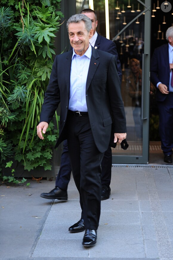 Exclusif - Nicolas Sarkozy et sa femme Carla Bruni Sarkozy arrivent puis repartent du studio Gabriel ou ils enregistraient l'émission "Vivement Dimanche" à Paris le 30 septembre 2019. Diffusion le 06/10/2019 sur France 2 . © Guillaume Gaffiot/Bestimage