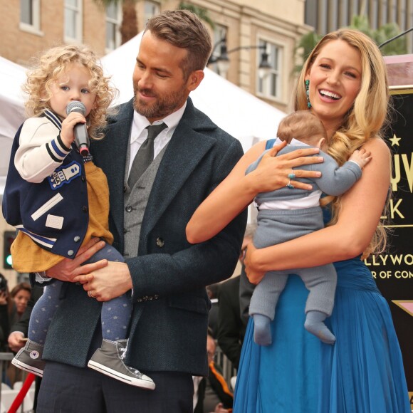 Ryan Reynolds avec sa femme Blake Lively et leurs deux filles. L'acteur a reçu son étoile sur le Walk of Fame à Hollywood, le 15 décembre 2016.