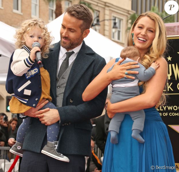 Ryan Reynolds avec sa femme Blake Lively et leurs deux filles. L'acteur a reçu son étoile sur le Walk of Fame à Hollywood, le 15 décembre 2016.