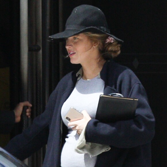 Exclusif - Blake Lively enceinte se balade dans les rues de Boston alors que son mari R. Reynolds tourne son prochain film Free Guy dans la même ville. Le 26 mai 2019.