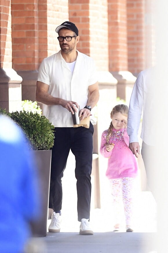 Ryan Reynolds avec sa fille Inez, 3 ans, dans les rues de New York le 4 octobre 2019.