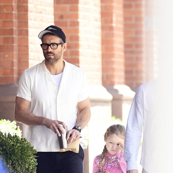 Ryan Reynolds avec sa fille Inez, 3 ans, dans les rues de New York le 4 octobre 2019.