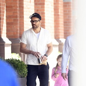 Ryan Reynolds avec sa fille Inez, 3 ans, dans les rues de New York le 4 octobre 2019.