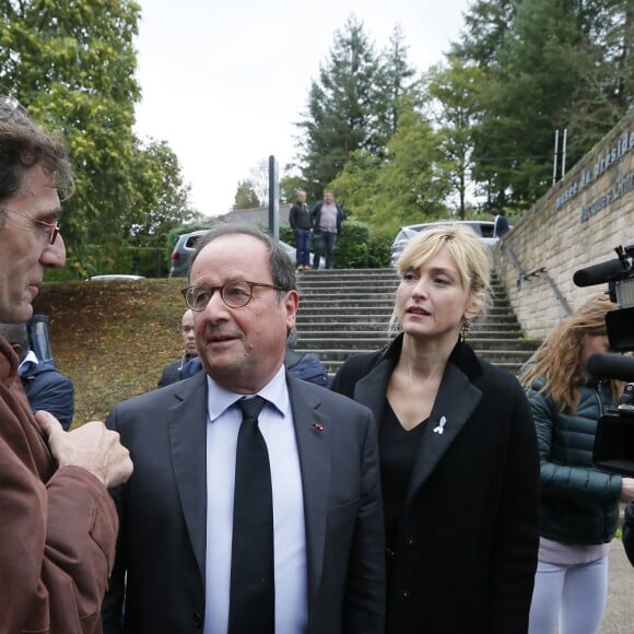 François Hollande et sa compagne Julie Gayet - Claude Chirac, son mari Frédéric Salat-Baroux et son fils Martin Rey-Chirac se sont rendu au musée du président Jacques Chirac de Sarran en Corrèze le 5 octobre 2019. Le conseil départemental de la Corrèze y organise une journée du souvenir et de l'amitié, à la mémoire de Jacques Chirac. Un hommage public, ouvert à tous, où un banquet attend les convives. Tête de veau, pommes du Limousin et fromage local sont au menu, en souvenir du coup de fourchette de Jacques Chirac et de son attachement au terroir corrézien. © Patrick Bernard/Bestimage