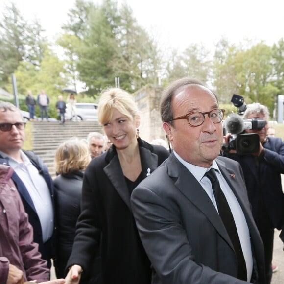 François Hollande et sa compagne Julie Gayet - Claude Chirac, son mari Frédéric Salat-Baroux et son fils Martin Rey-Chirac se sont rendu au musée du président Jacques Chirac de Sarran en Corrèze le 5 octobre 2019. Le conseil départemental de la Corrèze y organise une journée du souvenir et de l'amitié, à la mémoire de Jacques Chirac. Un hommage public, ouvert à tous, où un banquet attend les convives. Tête de veau, pommes du Limousin et fromage local sont au menu, en souvenir du coup de fourchette de Jacques Chirac et de son attachement au terroir corrézien. © Patrick Bernard/Bestimage